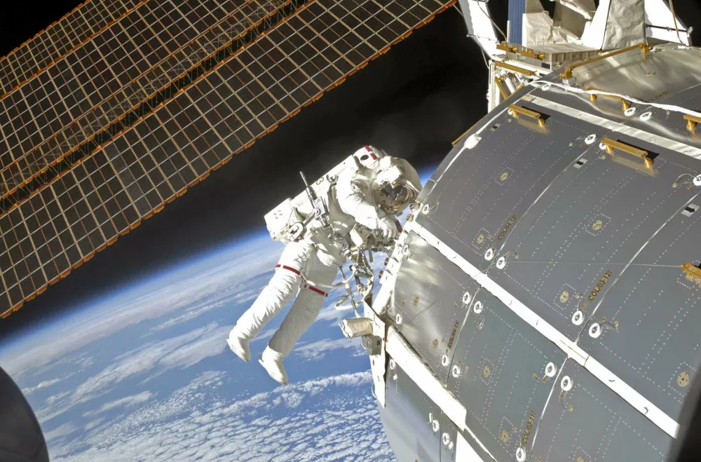 Astronaut Randy Bresnik works on the exterior of the Columbus module of the International Space Station during the Space Shuttle Atlantis crew's second spacewalk in this photo released by NASA and taken November 21, 2009. REUTERS/NASA Handout (UNITED STATES SCI TECH) FOR EDITORIAL USE ONLY. NOT FOR SALE FOR MARKETING OR ADVERTISING CAMPAIGNS