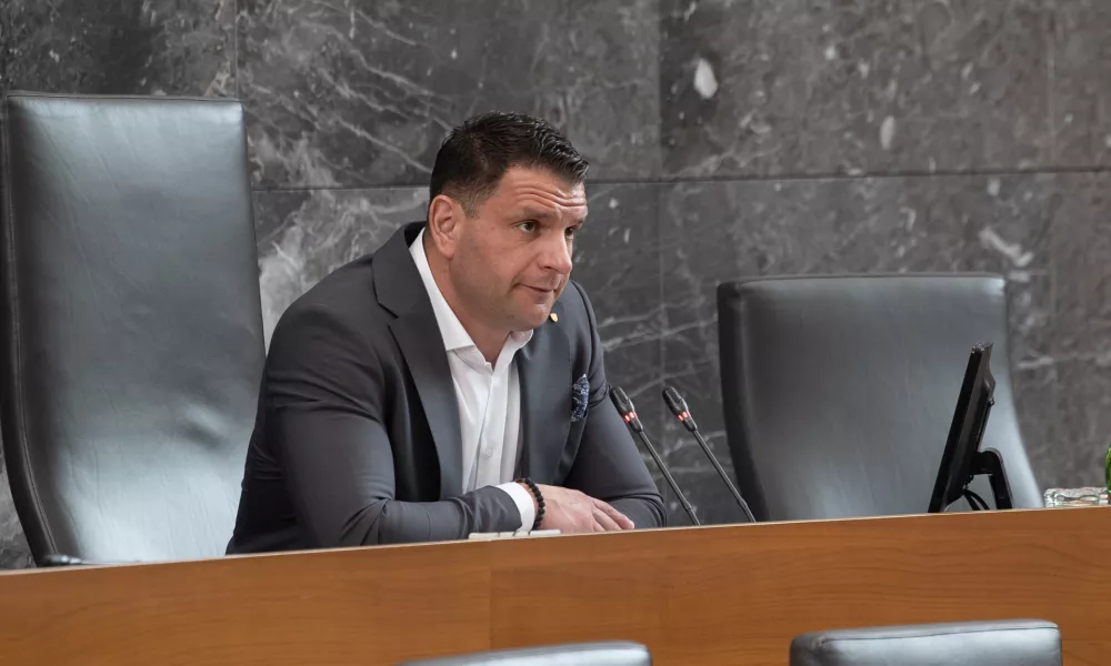 Ljubljana, DZ.Izredna seja DZ, na kateri so med drugim po nujnem postopku odlocali o noveli zakona o drzavni upravi ter glasovali o odlocitvi kolegija, da se predloga sprememb zakona o delovnih razmerjih in zakona o lokalnih volitvah obravnavata po skrajsanem postopku.Predsednik DZ Zoran Stevanovic.