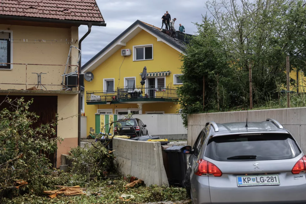 - 11.06.2026 - neurje in močan veter je povzročil ogromno gmotne &scaron;kode v Komendi in Klancu pri Komendi//FOTO: Jaka Gasar / Foto: Jaka Gasar