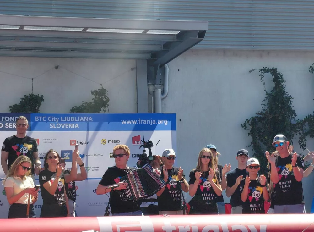 Za vzdu&scaron;je pred startom je poskrbel il harmonikar Miha Debevec