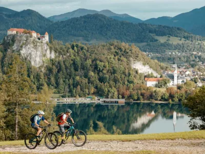 Bled v poletni sezoni uvaja nove informacijske točke in električni minibus