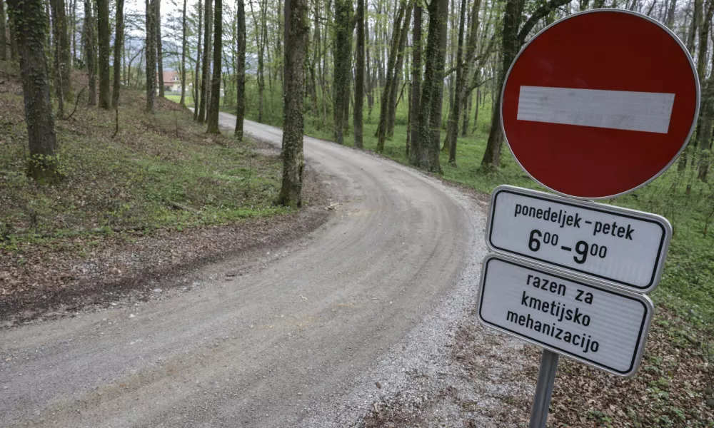 - cesta za lokalni promet - prometni znak prepovedan promet v eno smer razen za kmetijsko mehanizacijo - 18.04.2023 - naselje Gumni&scaron;če ob glavni cesti &Scaron;kofljica &ndash; Kočevje //FOTO: Jaka Gasar