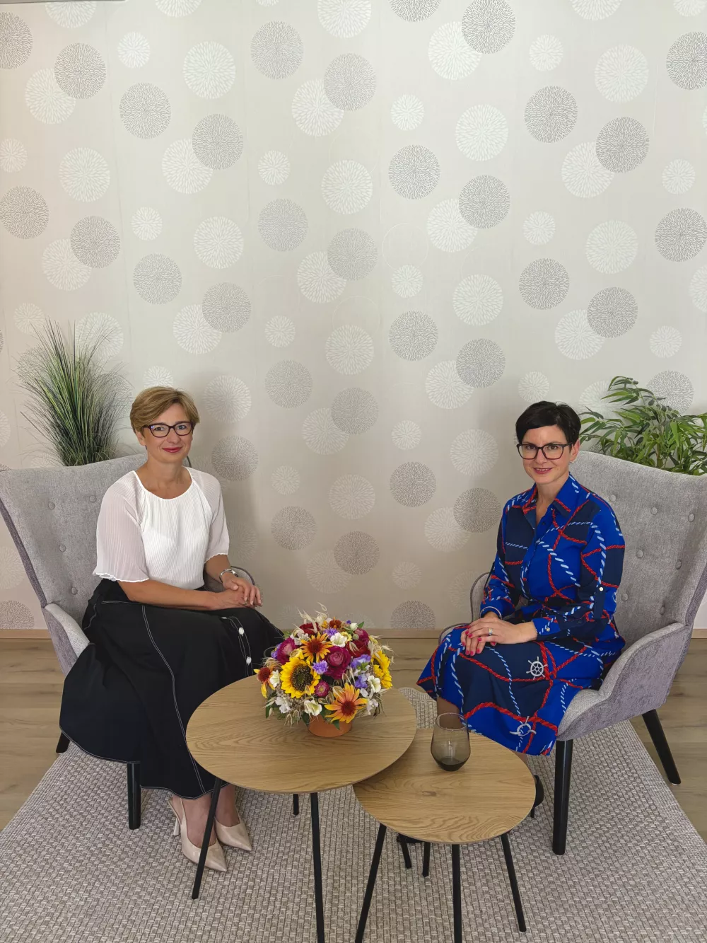 Moderatorka Vanja Badovinac in doc. dr. Nina Jančar, dr. med., specialistka ginekologije in porodni&scaron;tva (Foto: Aetas)