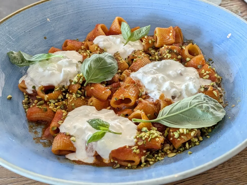 Rigatoni z datterinom, burrato, baziliko in pistacijo, Restavracija Ponvica