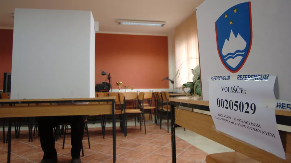 Hrvatini, referendum o ustanovitvi novih občin, volilna skrinjica \\ FOTO: MATEJ POV&Scaron;EOPOMBA: ZA OBJAVO V ČASOPISU DNEVNIK