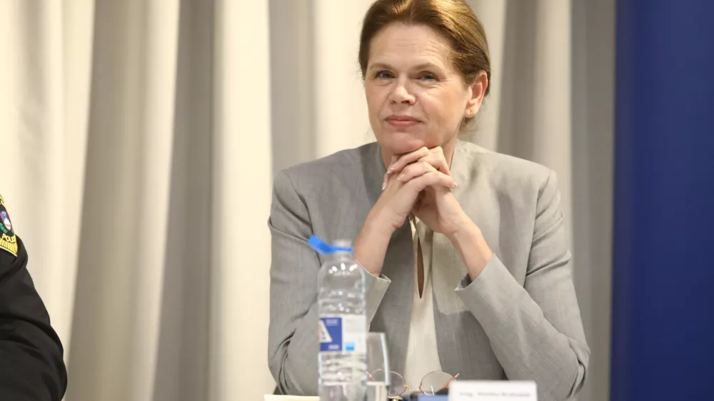 Alenka Bratu&scaron;ek,15.5.2026 - novinarska konferenca, na kateri bodo ministrica za infrastrukturo, ki opravlja tekoče posle, Alenka Bratu&scaron;ek, minister za notranje zadeve, ki opravlja tekoče posle, Branko Zlobko, namestnik generalnega direktorja Policije Beno Meglič in predsednik uprave Darsa Andrej Ribič predstavili ugotovitve poročila o stanju na delovi&scaron;čih na slovenskih avtocestah in hitrih cestah, s katerimi se je vlada seznanila na četrtkovi redni seji; DarsFoto: Luka Cjuha