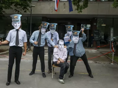Janez Jan&scaron;a - maska15.6.2026 - Protestna akcija - Prva javna preiskava politične policije. Podpis proti politični policijiFoto: Luka Cjuha