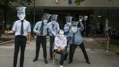 Janez Jan&scaron;a - maska15.6.2026 - Protestna akcija - Prva javna preiskava politične policije. Podpis proti politični policijiFoto: Luka Cjuha