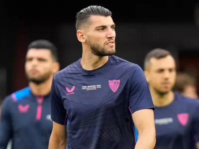FILE - Sevilla's Rafa Mir arrives for a training session at the Puskas Arena in Budapest, Hungary, May 30, 2023. (AP Photo/Darko Bandic, File)