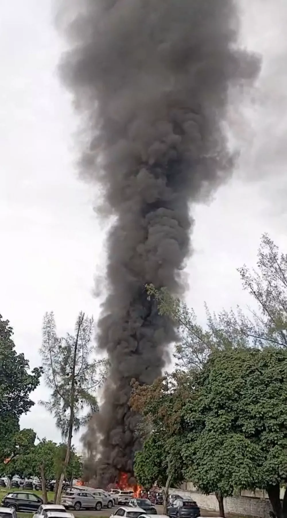 Smoke rises after two hellicopters collided in this screengrab taken from a video obtained from social media, in Rio de Janeiro, Brazil, June 14, 2026. @FABIOYUKIOJAPA/via REUTERS THIS IMAGE HAS BEEN SUPPLIED BY A THIRD PARTY. MANDATORY CREDIT. NO RESALES. NO ARCHIVES.