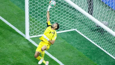 Cape Verde goalkeeper Vozinha (1) makes a save during the World Cup Group H soccer match between Spain and Cape Verde in Atlanta, Monday, June 15, 2026. (Miguel Martinez/Atlanta Journal-Constitution via AP)