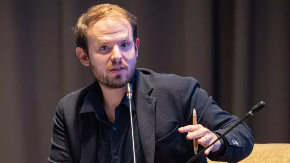 Ljubljana, hotel Grand Plaza.Mednarodni kongres dela z naslovom Razdeljeni svet, zdruzeno delavstvo.Moderator panela Faris Kocan.