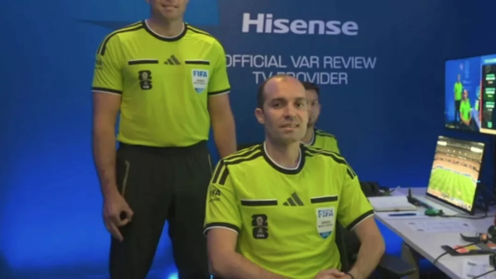 Avstralski sodnik Shaun Evans (v ozadju) trdi, da je bila gesta s prsti na njegovi desni roki narejena nezavedno. Foto: Youtube