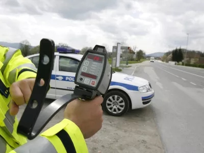 - Policija - policijska akcija Hitrost - počasneje je varneje, v okviru katere bo poostrila nadzor na cestah. - radar - meritev hitrosti, kontrola - Log pri Brezovici - glavni cilj akcije je po navedbah policije zmanj&scaron;anje &scaron;tevila prometnih nesreč zaradi hitrosti.//FOTO: Luka CjuhaOPOMBA: ZA OBJAVO V ČASOPISU DNEVNIK