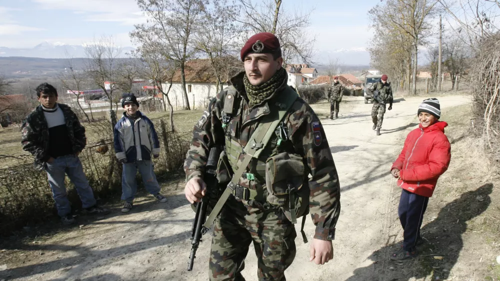 - KOSOVO 2008 - Peč/Klina - slovenska misija TF Sokol (KFOR), Slovenska vojska, vojaki SV, - 17. februar razglasitev neodvisnosti - osamosvojitev - odcepitev od Srbije - Kosovska skup&scaron;čina razglasila neodvisnost Kosova -//FOTO: Tomaž SkaleOPOMBA: ZA OBJAVO V ČASOPISU DNEVNIK