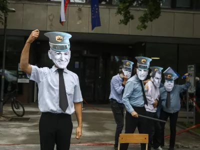Janez Jan&scaron;a - maska15.6.2026 - Protestna akcija - Prva javna preiskava politične policije. Podpis proti politični policijiFoto: Luka Cjuha / Foto: Luka Cjuha