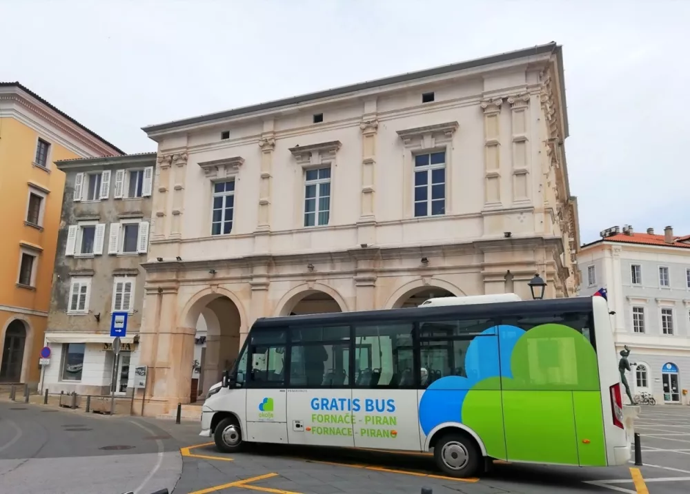 avtobus ponovno vozi po svoji redni trasi do končnega obračali&scaron;ča na Tartinijevem trgu. / Foto: Okolje Piran