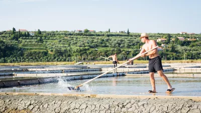 Nekateri morajo svoje delo opraviti ne glede na vreme ali temperature. Slika je sicer simbolična in prikazuje delo v solinah na na&scaron;em morju. / Foto: Istock