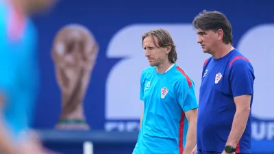 Croatia's Luka Modric, left, talks with head coach Zlatko Dalic during a training session ahead of their team's World Cup Group L soccer match against England, Tuesday, June 16, 2026, in Dallas. (AP Photo/Julio Cortez) / Foto: Julio Cortez