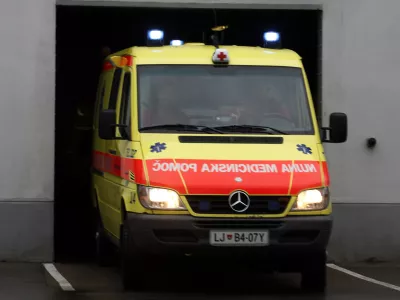 re&scaron;evalno vozilo (re&scaron;ilec) - stavba- Re&scaron;evalna postaja UKC v Ljubljani, preshopitalna enota nujne medicinske pomoči - re&scaron;evalci, Zalo&scaron;ka 25,  ///FOTO: Luka Cjuha