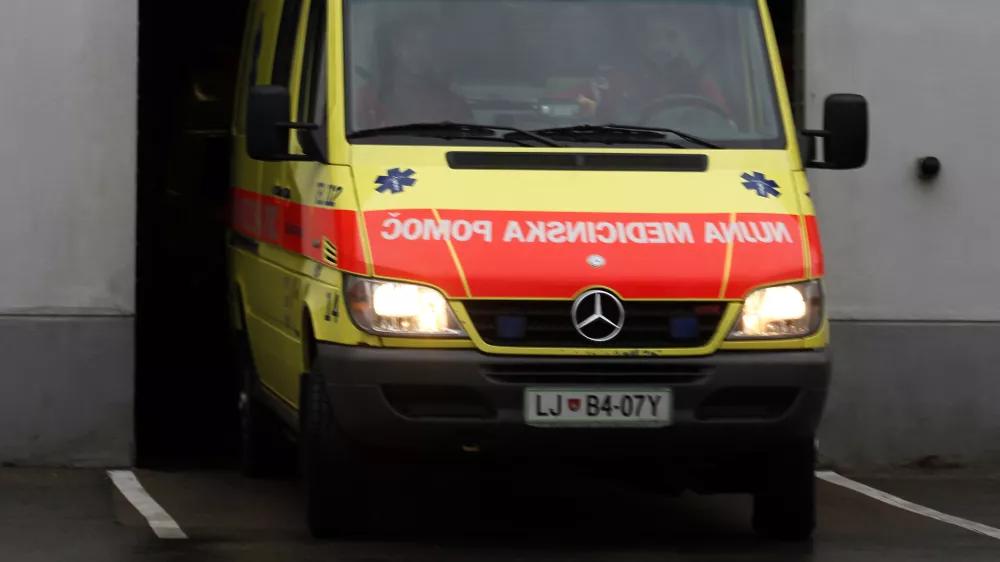 re&scaron;evalno vozilo (re&scaron;ilec) - stavba- Re&scaron;evalna postaja UKC v Ljubljani, preshopitalna enota nujne medicinske pomoči - re&scaron;evalci, Zalo&scaron;ka 25,  ///FOTO: Luka Cjuha