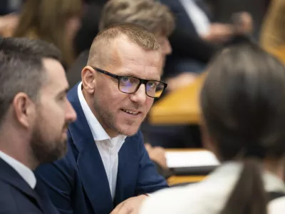 stranka ResnicaBoris Mijić15.06.2026 Državni zbor - parlament - Izredna seja DZ, na kateri bodo odločali o spremembah zakona o lokalnih volitvah ter obravnavali mandatno-volilne zadeve, v okviru katerih bi DZ potrdil mandata nadomestnima poslankamafoto: Nik Erik Neubauer