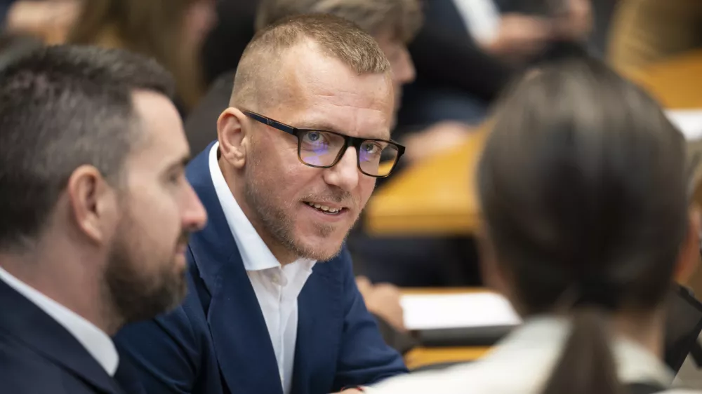 stranka ResnicaBoris Mijić15.06.2026 Državni zbor - parlament - Izredna seja DZ, na kateri bodo odločali o spremembah zakona o lokalnih volitvah ter obravnavali mandatno-volilne zadeve, v okviru katerih bi DZ potrdil mandata nadomestnima poslankamafoto: Nik Erik Neubauer