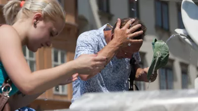 Robbov vodnjak na Mestnem trgu v Ljubljani, - 17.07.2015 - vremenska slika v Ljubljani - poletje - vročina - vročinski val - visoke temperature - najvišje dnevne temperature do 37 stopinj Celzija -     ///FOTO: Maja Marko