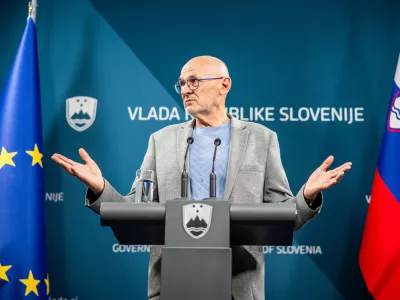 Ljubljana, vlada.Novinarska konferenca pred osrednjo drzavno slovesnostjo ob 35. obletnici samostojnosti in neodvisnosti Republike Slovenije.Predsednik Koordinacijskega odbora za drzavne proslave in prireditve Jelko Kacin.