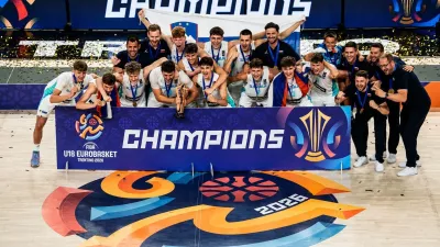 Veselje mladih slovenskih ko&scaron;arkarjev ob osvojitvi naslova evropskega prvaka do 18 let je bilo nepopisno. / Foto: Fiba