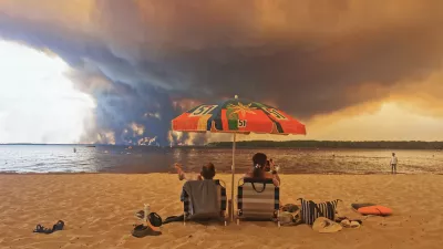 Beach goers rest on the beach of Moutchic on the shore of Lake Lacanau (Etang de Lacanau) in Lacanau, southwestern France on July 24, 2026, as clouds of smoke rise into the sky from the Gironde wildfire. The fire raging in the northern part of the Arcachon Basin in Gironde, southwest France, has swept through more than 3,400 hectares, according to the latest figures released by the prefecture. More than 20,000 residents and tourists have been evacuated from this part already devastated by flames in 2022. Scientists have long warned that climate change caused by human use of fossil fuels will make periods of drought more intense and longer-lasting, creating the ideal conditions for wildfires.,Image: 1118260144, License: Rights-managed, Restrictions:, Model Release: no / Foto: Profimedia