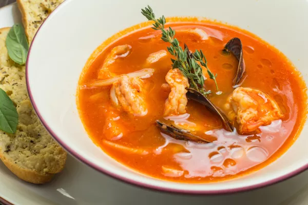 Fish soup with tomatoes and mussels, decorated / Foto: Revalentcrimea
