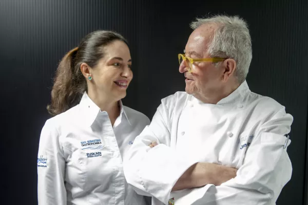 SAN SEBASTIAN, SPAIN - OCTOBER 04: Spanish chefs Elena Arzak (L) and Juan Mari Arzak (R) pose during Gastronomika San Sebastian 2016 on October 4, 2016 in San Sebastian, Spain. (Photo by Gari Garaialde/Getty Images) / Foto: Gari Garaialde