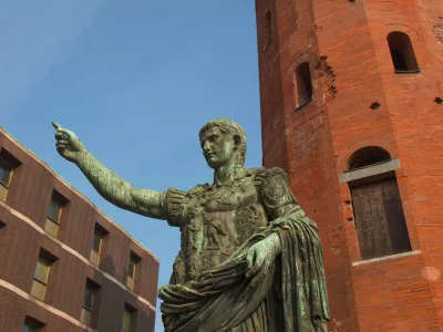 Caesar Augustus monument at Palatine towers in Turin, Italy / Foto: Claudiodivizia Getty Images/istockphoto