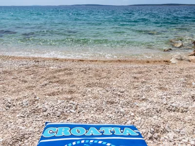 Towel Croatia on the pebbly beach of Mandre, Pag island, Croatia / Foto: Elena Estell&eacute;s Getty Images