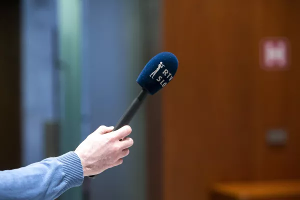 - simbolična fotografija - mediji - programski svet RTV, mikrofon - 03.03.2020 &ndash; Državni zbor -16. redna seja DZ &ndash; poslanci razpravljali in glasovali o kandidaturi predsednika SDS Janeza Jan&scaron;e za mandatarja 14. slovenske vlade //FOTO: Matjaž Ru&scaron;t / Foto: Matjaž Ru&scaron;t