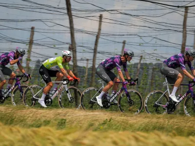 Zalec.Kolesarska dirka po Sloveniji, druga etapa od Velenja do Rogaske Slatine (157,8 km).Vodilni na dirki po Sloveniji, Nizozemec Dylan Groenewegen (Jayco AlUla) ob svoji pomocnikih.