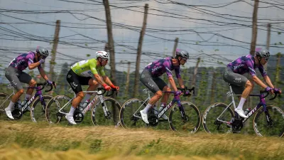 Zalec.Kolesarska dirka po Sloveniji, druga etapa od Velenja do Rogaske Slatine (157,8 km).Vodilni na dirki po Sloveniji, Nizozemec Dylan Groenewegen (Jayco AlUla) ob svoji pomocnikih.