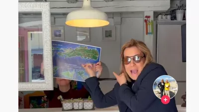 Video se nadaljuje v humornem tonu, prikazuje cerkev, ki je takrat zaprta za obiskovalce, muzej v Kuli, kjer ob ležečem kipu prosi turiste za ti&scaron;ino, ogled pa nadaljuje z ogledom naokoli in zaključi s sladoledom.