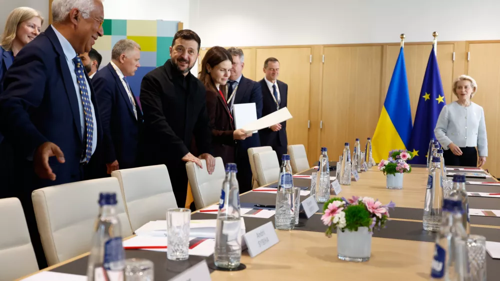 European Commission President Ursula von der Leyen, right, and European Council President Antonio Costa, left, meet with Ukraine's President Volodymyr Zelenskyy, center, on the sidelines of the EU summit in Brussels, Thursday, June 18, 2026. (AP Photo/Geert Vanden Wijngaert, Pool)