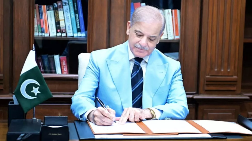 Pakistan's Prime Minister Shehbaz Sharif signed Islamabad Memorandum of Understanding (Islamabad MoU) as mediator, after it was signed by U.S. President Donald J. Trump and Iranian President Masoud Pezeshkian, at his office in Islamabad, Pakistan, June 18, 2026. Press Information Department (PID)/Handout via REUTERS ATTENTION EDITORS - THIS PICTURE WAS PROVIDED BY A THIRD PARTY. BEST QUALITY AVAILABLE.    TPX IMAGES OF THE DAY