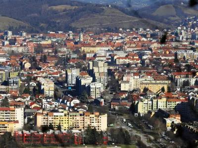 Maribor - Mesta - Panoramski posnetek - Pogled na mesto s Pohorja - Pohorje - panorama - nepremičnine - naselje - mestna občina - občinski prostorski načrt - OPN - mestna četrt - četrti - Tabor - Pobrežje - sredi&scaron;če - center - urbanizem - urbano - Ilustracija - Nepremičnine - Tematika - Sprememba zakona o nepremičninah - objekti - zgradbe - strnjeno naselje - bloki - blokovsko - blok - prebivalstvo - davek na - stanovanjski blok - stanovanja - najem stanovanj - prodaja - nakup - omrežnina - izraćun omrežnine - elektrika - davek - davki - položnice za elektriko - Objekti - Panorama - Urbanizem - Zgradbe - Avtor: Andrej Petelin&scaron;ek