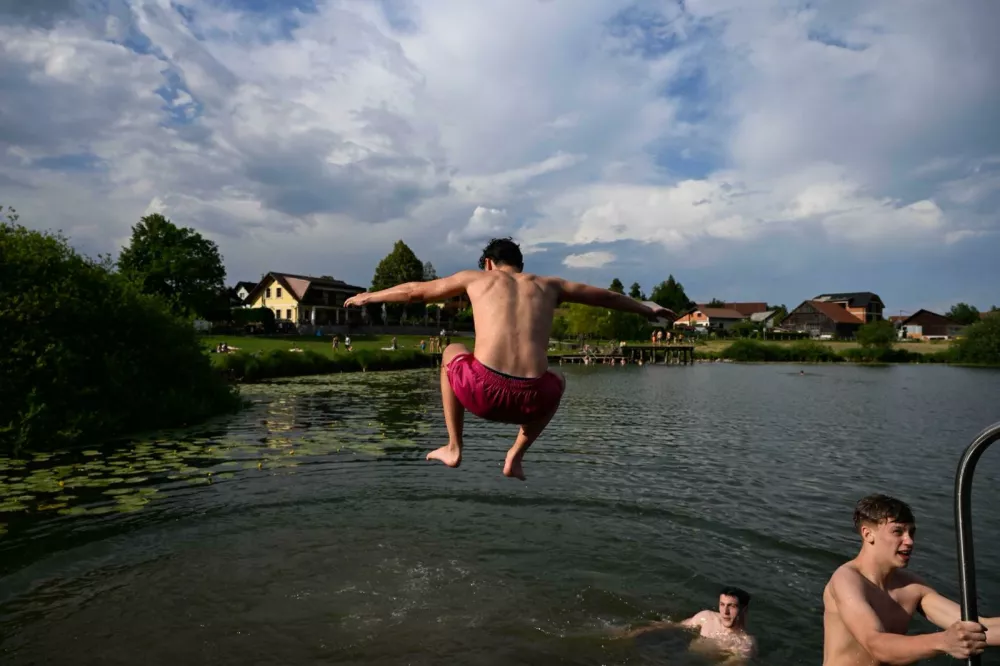 Predvsem lokalno prebivalstvo je sezono kopanja na Podpe&scaron;kem jezeru začelo že pred časom. Foto: Nik Erik Neubauer