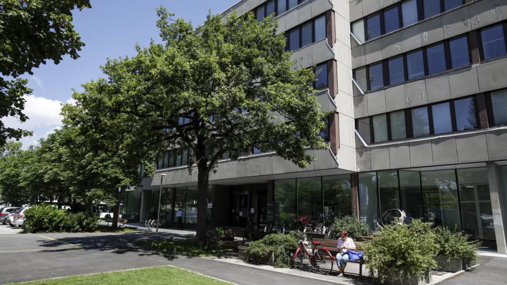 - 18.06.2020 - Upravna enota UE Ljubljana, Linhartova cesta 13 - predstavitev prenovljenih prostorov kjer bodo združene izpostave Bežigrad, Center, Moste-Polje, &Scaron;i&scaron;ka in Vič-Rudnik; //FOTO: Matjaž Ru&scaron;t