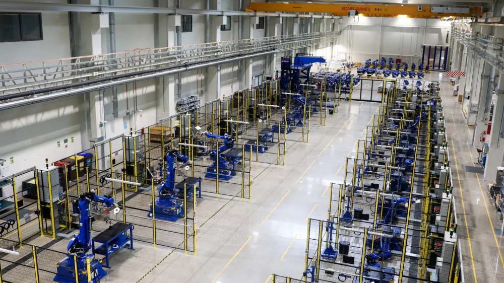 - tovarna Yaskawa v Kočevju.- 24.04.2024. Slovesnost ob položitvi temeljnega kamna za gradnjo dveh objektov podjetja Yaskawa - novega Evropskega robotskega distribucijskega centra in nove stavbe za inženiring in proizvodnjo robotskih sistemov v Kočevju.//FOTO: Bojan Velikonja
