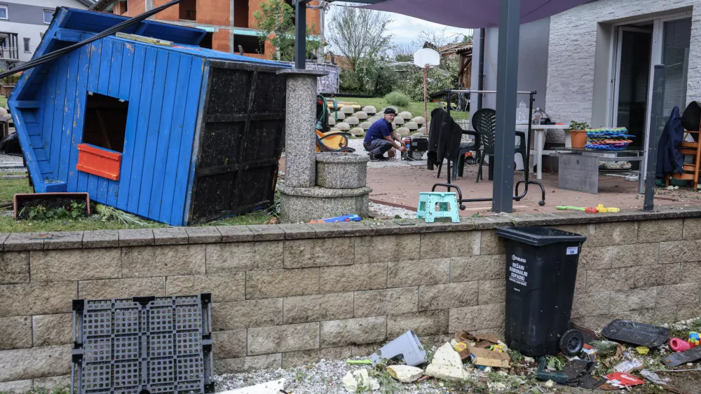 - 11.06.2026 - neurje in močan veter je povzročil ogromno gmotne &scaron;kode v Komendi in Klancu pri Komendi//FOTO: Jaka Gasar
