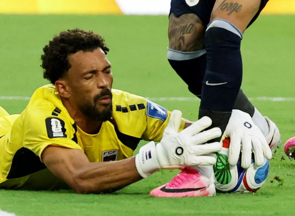 Soccer Football - FIFA World Cup 2026 - Group H - Uruguay v Cape Verde - Miami Stadium, Miami Gardens, Florida, U.S. - June 21, 2026 Uruguay's Mathias Olivera in action with Cape Verde's Vozinha before Uruguay's Maxi Araujo scores a goal that was later disallowed REUTERS/Amanda Perobelli / Foto: Amanda Perobelli