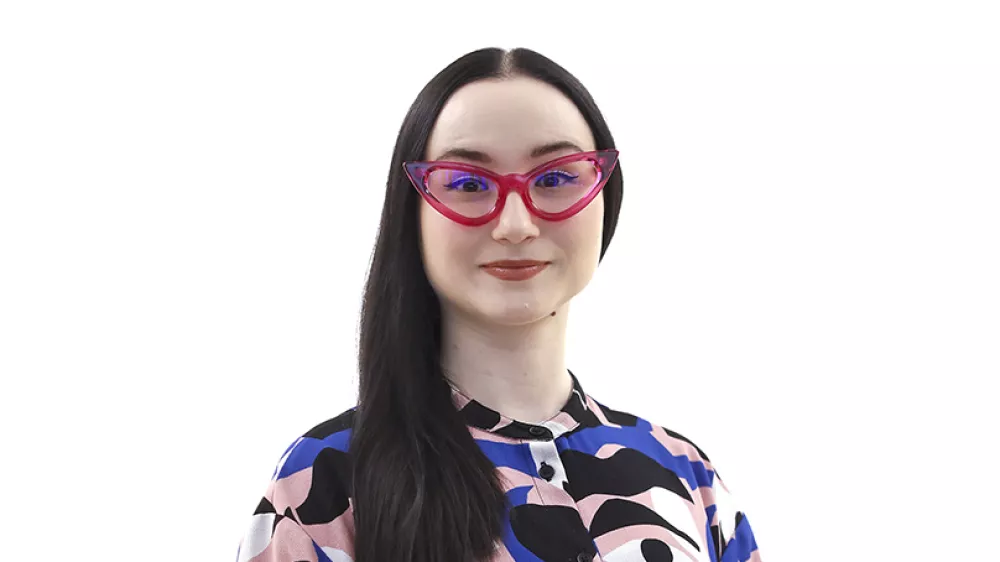 Ur&scaron;ka RusZA ONLINE - Redakcija Dnevnik 2024 - portreti za komentarje in kolumne - kolumnisti - komentatorji &ndash; novinarji - portret //FOTO: Luka Cjuha / Foto: Luka Cjuha