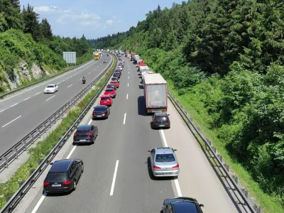 Primer pravilne razvsrtitve vozil ob zastoju na avtocesti. F Zavod Re&scaron;evalni pas