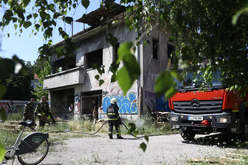 (FOTO) Zagorelo v hi&scaron;i sredi Ljubljane, posredovali gasilci